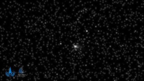 gif noir et blanc d'une comète, vue comme un orbe flou, se déplaçant dans l'espace profond, entourée d'étoiles floues et éloignées