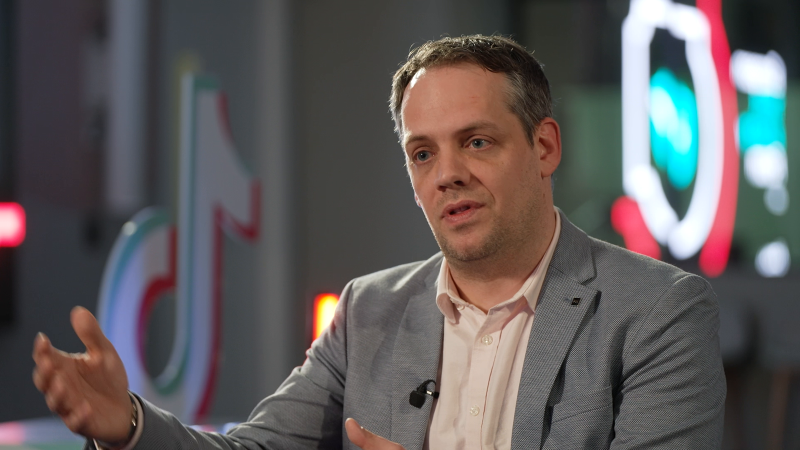 Le patron de TikTok assure que la sécurité des adolescents n'est pas menacée par la modération par IA !