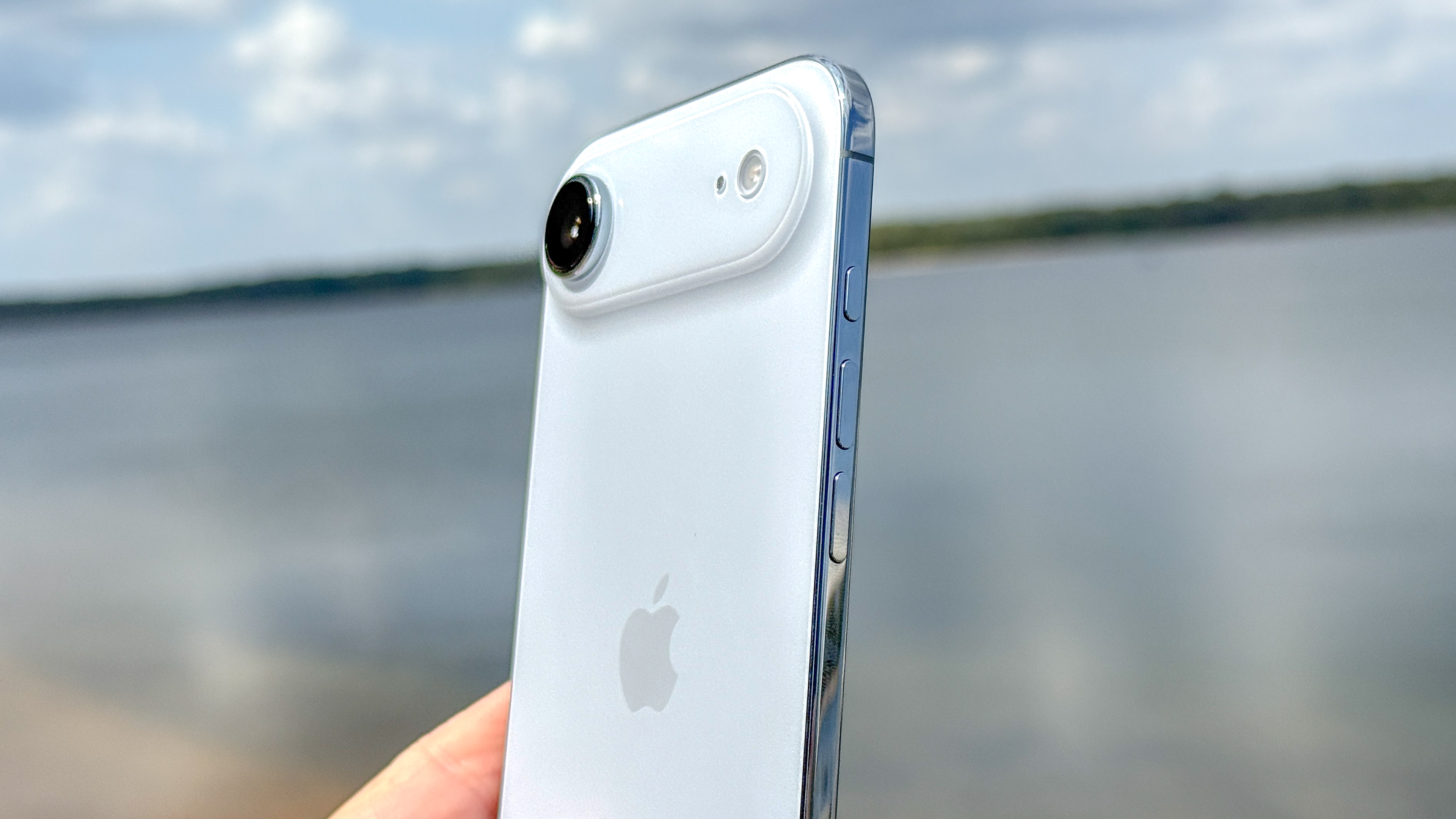 iPhone Air présenté dans une main
