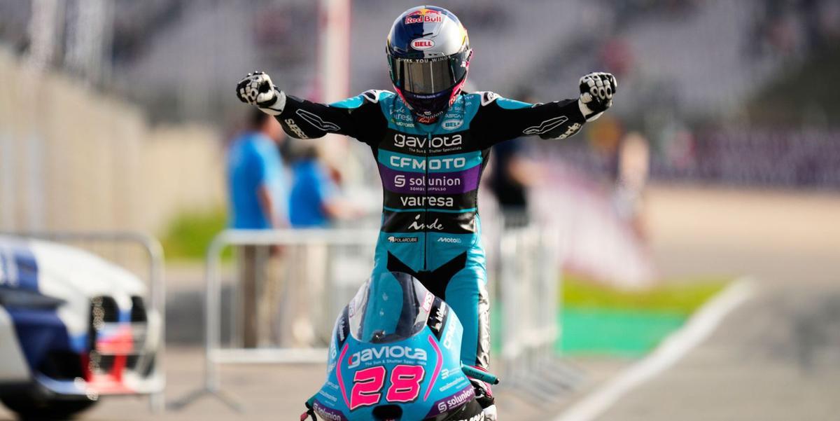 Máximo Quiles célébrant sa victoire au Grand Prix du Portugal.