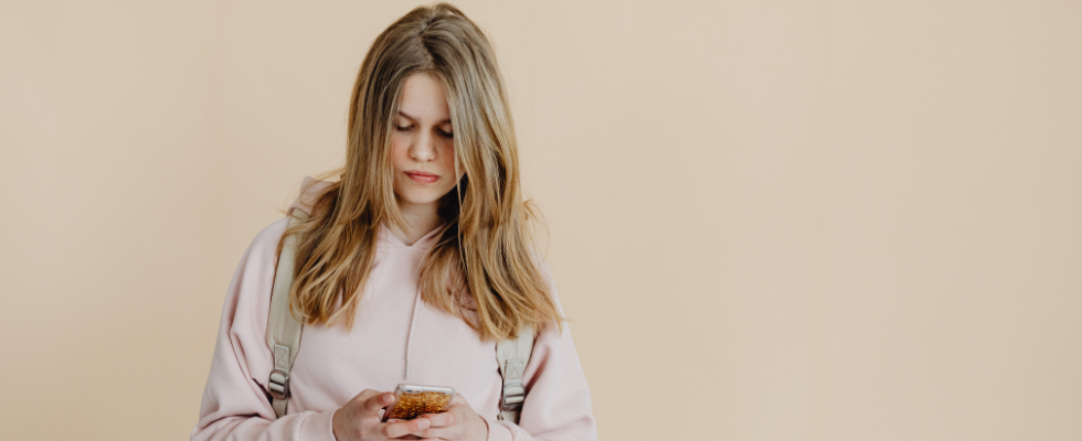 Adolescents utilisant les réseaux sociaux.