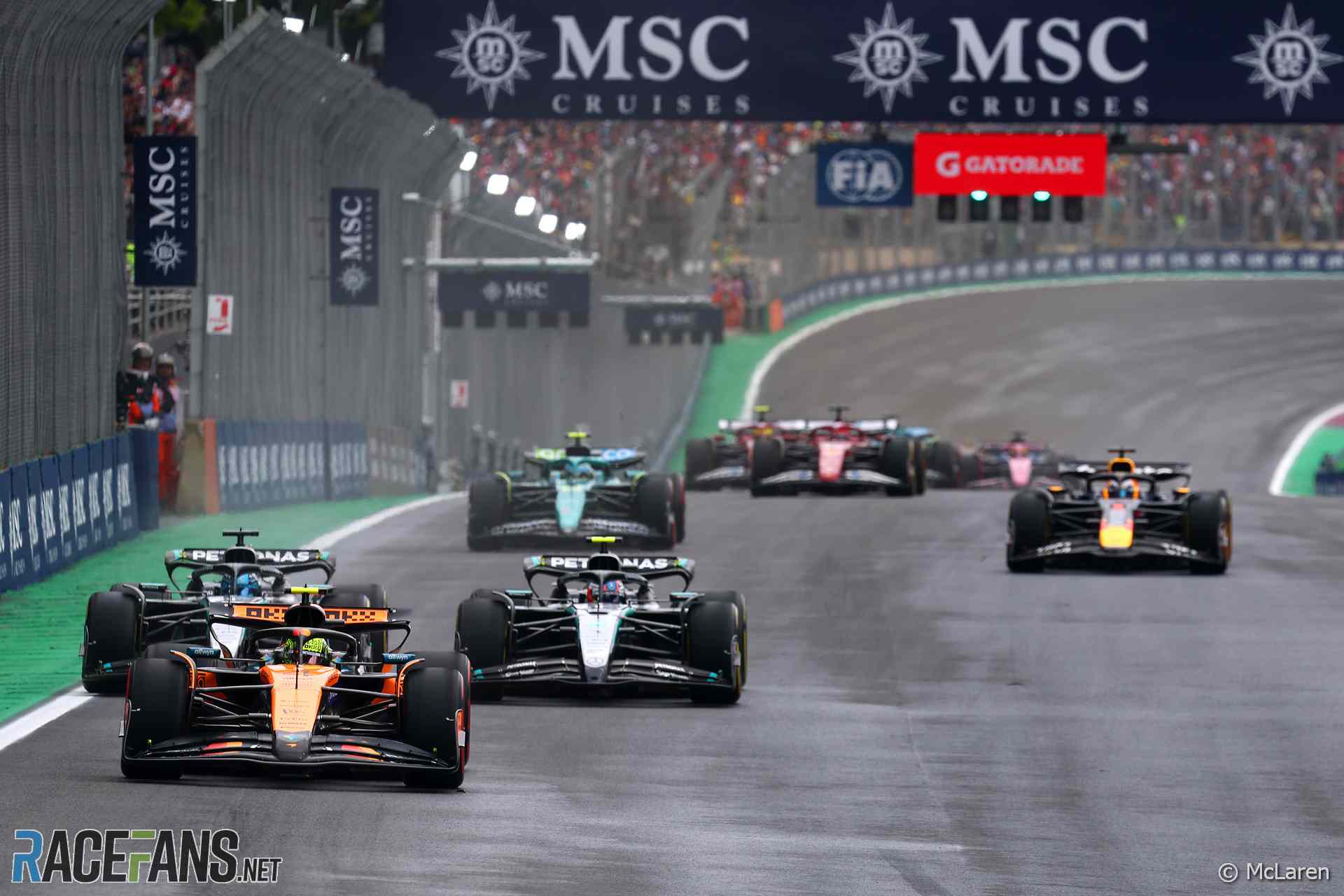 Relance surprise du contrôle de course : un moment inattendu pour les équipes lors de la sprint race !