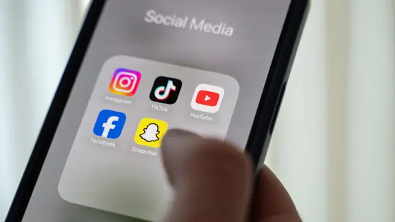 Un smartphone avec des applications comme Instagram, Facebook, TikTok, Snapchat et YouTube