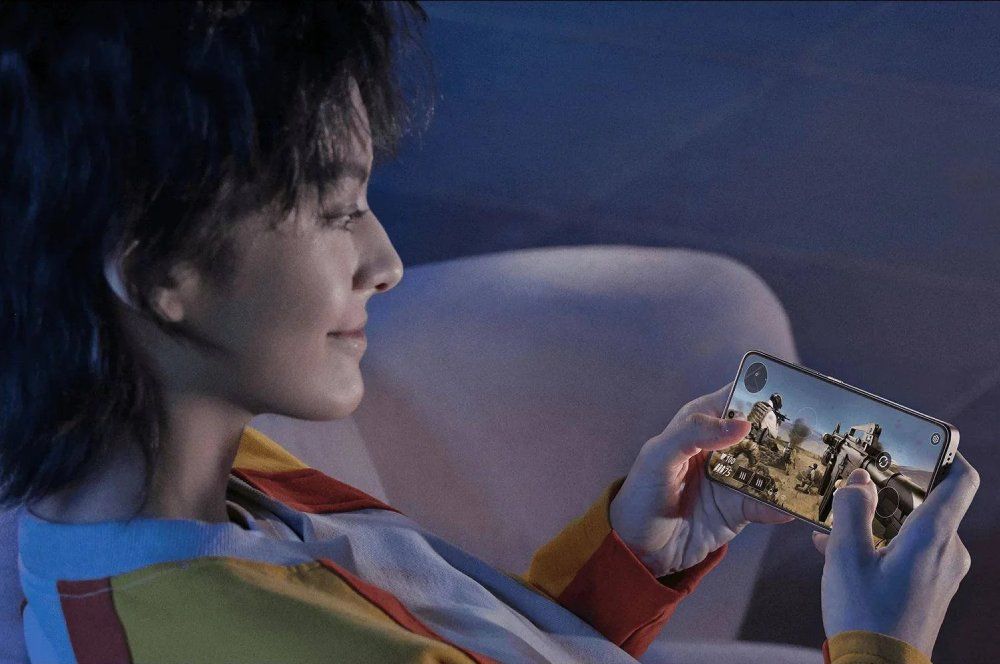 Une femme jouant à des jeux vidéo sur le POCO X7 Pro avec un écran de 6,67 pouces