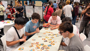 Groupe de jeunes jouant aux cartes