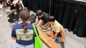 Participants entourant un koto