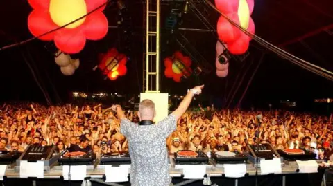 Norman Cook DJ pour une foule au festival Creamfields