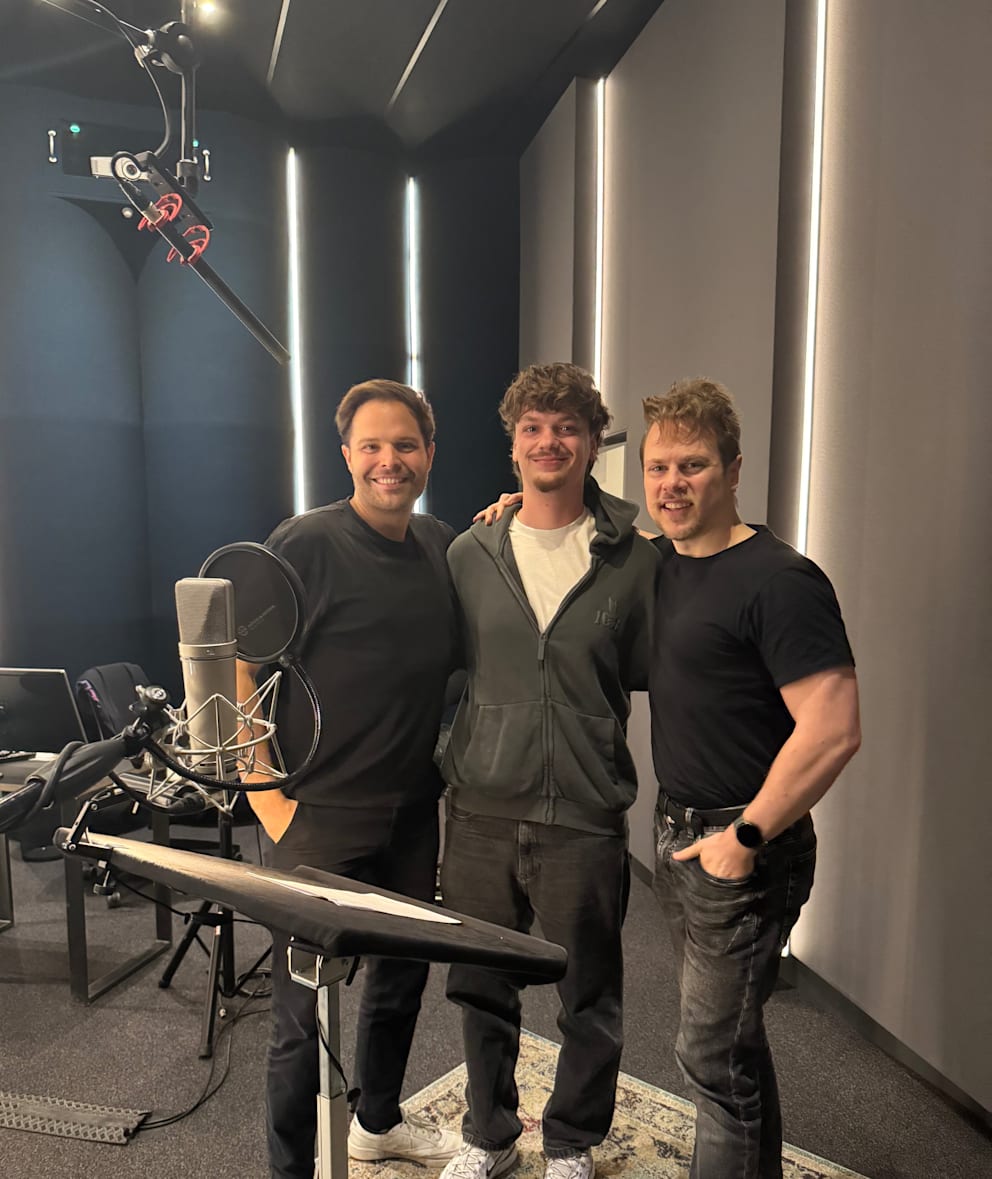 René Dawn-Claude et Nicolás Artajo dans un studio d'enregistrement à Berlin.