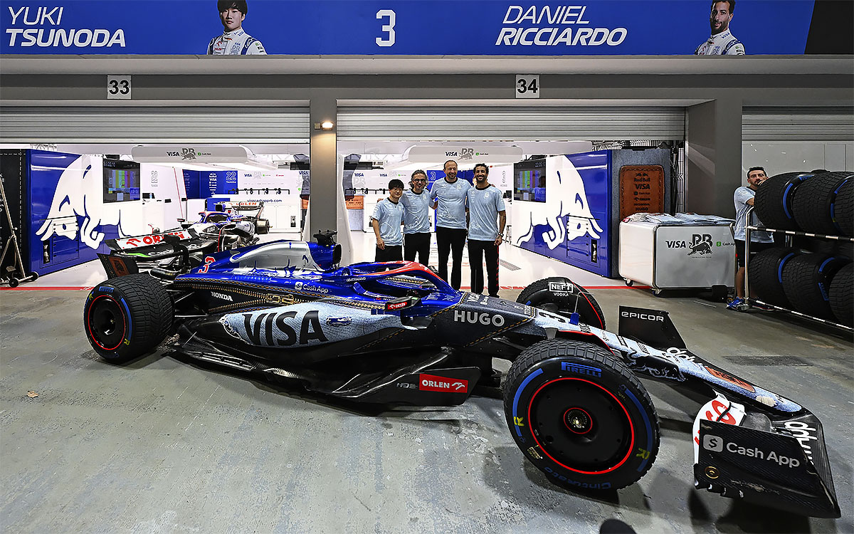 Daniel Ricciardo dévoilant une livrée spéciale avec HUGO lors du GP de Singapour, septembre 2024.