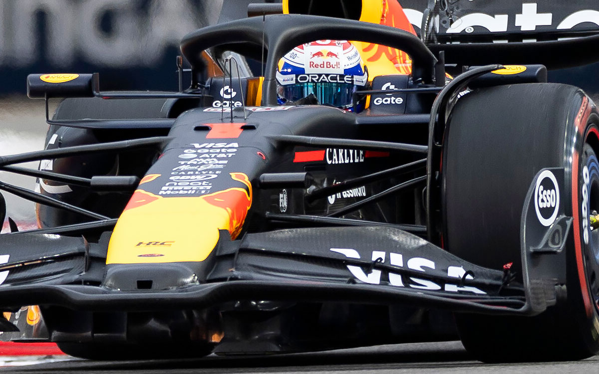 La voiture de Max Verstappen, Red Bull RB21, avec la dernière version de l'aileron avant, GP de Singapour, octobre 2025.