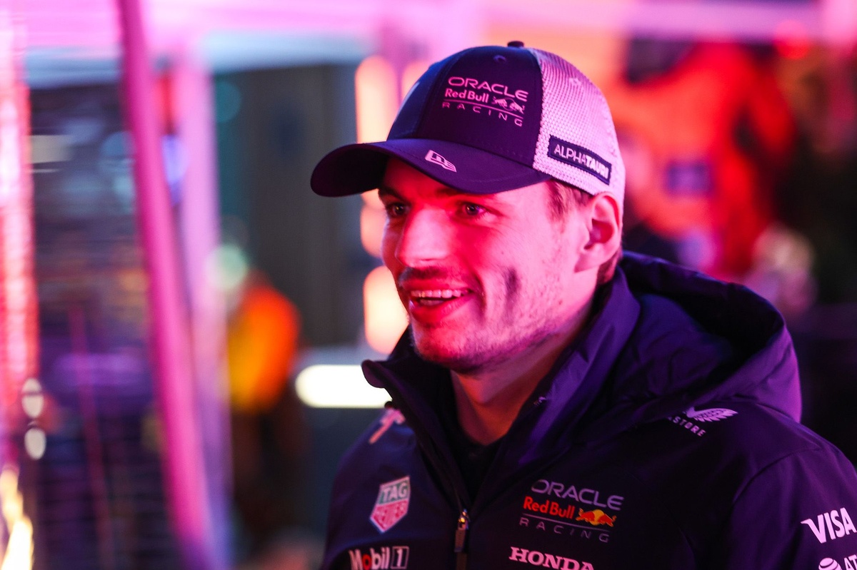 Le t-shirt de Noël à thème Las Vegas de Max Verstappen fait sensation sur Reddit !