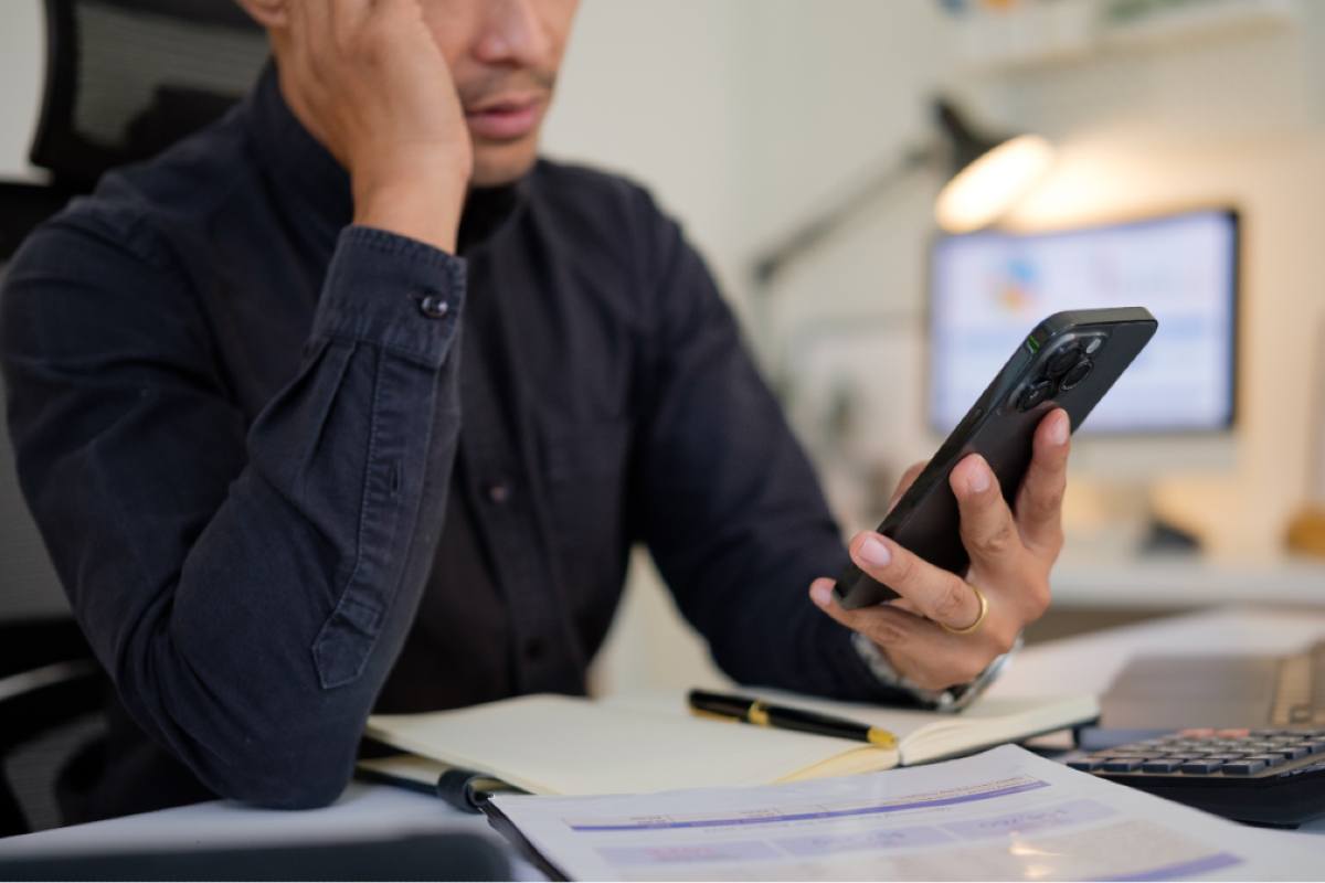 Homme smartphone