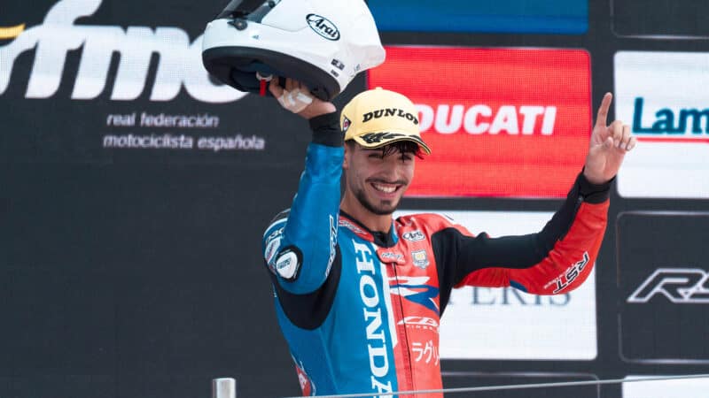 Borja Gómez célèbre sa victoire en Superbike espagnole
