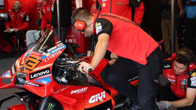 Un mécanicien sur la MotoGP