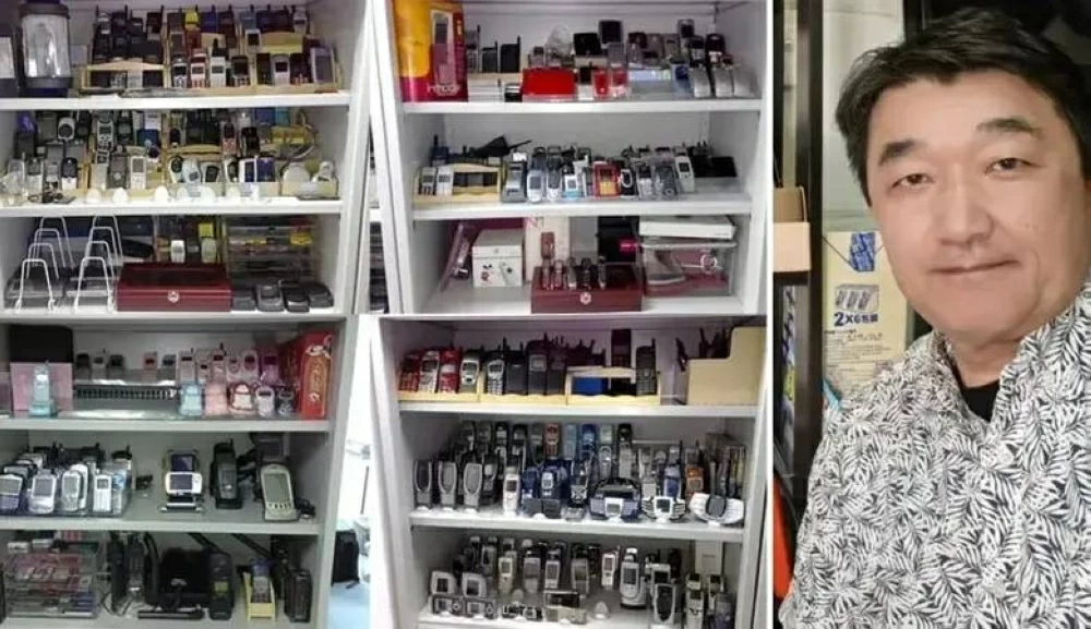 Le journaliste japonais Yasuhiko Yamani et sa collection de téléphones