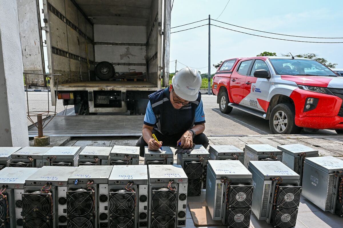 Chasse aux mineurs de Bitcoin : 1 milliard de dollars d'électricité volés au réseau malaisien !