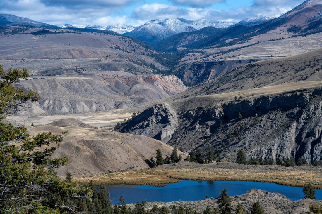 Une chaîne de montagnes dans le parc national de Yellowstone.
