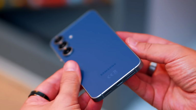 Démantèlement d'une usine de smartphones Galaxy contrefaits