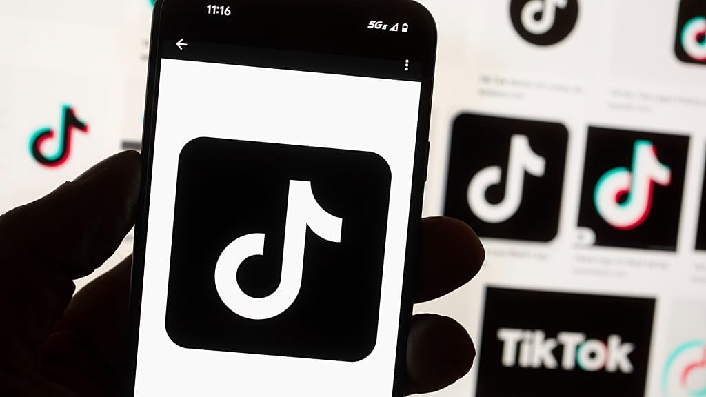 Des milliers de vidéos d'IA mettant en scène des mineurs sexualisés circulent sur TikTok, selon un rapport choc.