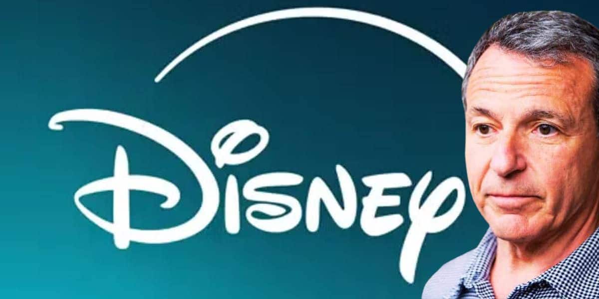 Bob Iger devant le logo Disney