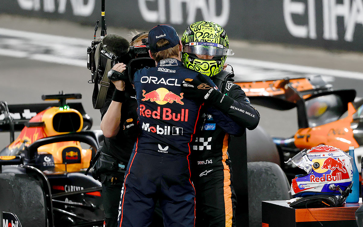 Lando Norris (McLaren) célébré par Max Verstappen (Red Bull) après avoir remporté le titre de champion du monde, GP d'Abu Dhabi, décembre 2025.