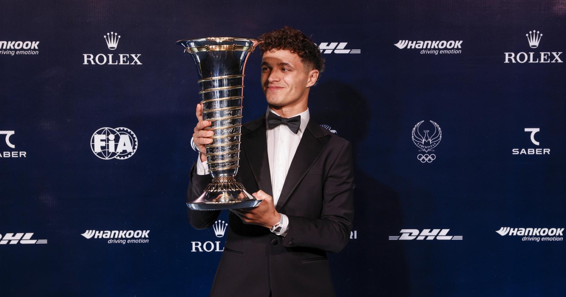 Lando Norris reçoit officiellement son trophée de champion de F1 lors du gala de la FIA !