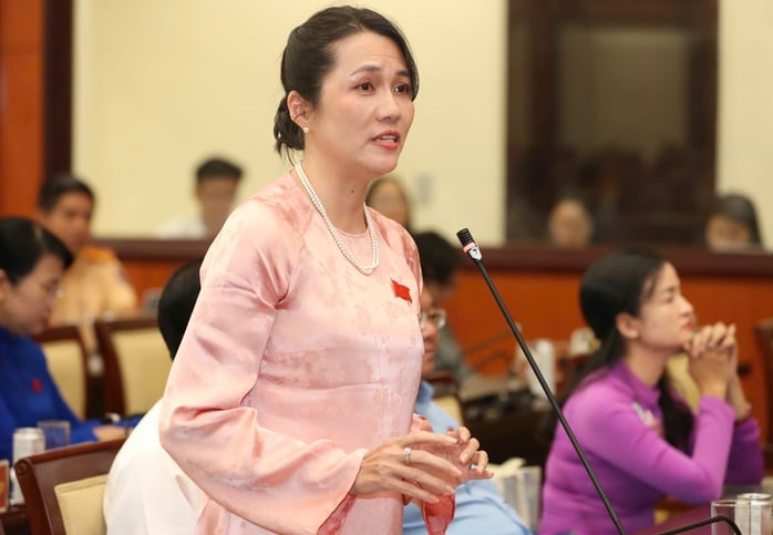 Nguyen Thi Viet Thu pose des questions au directeur du département de la construction.
