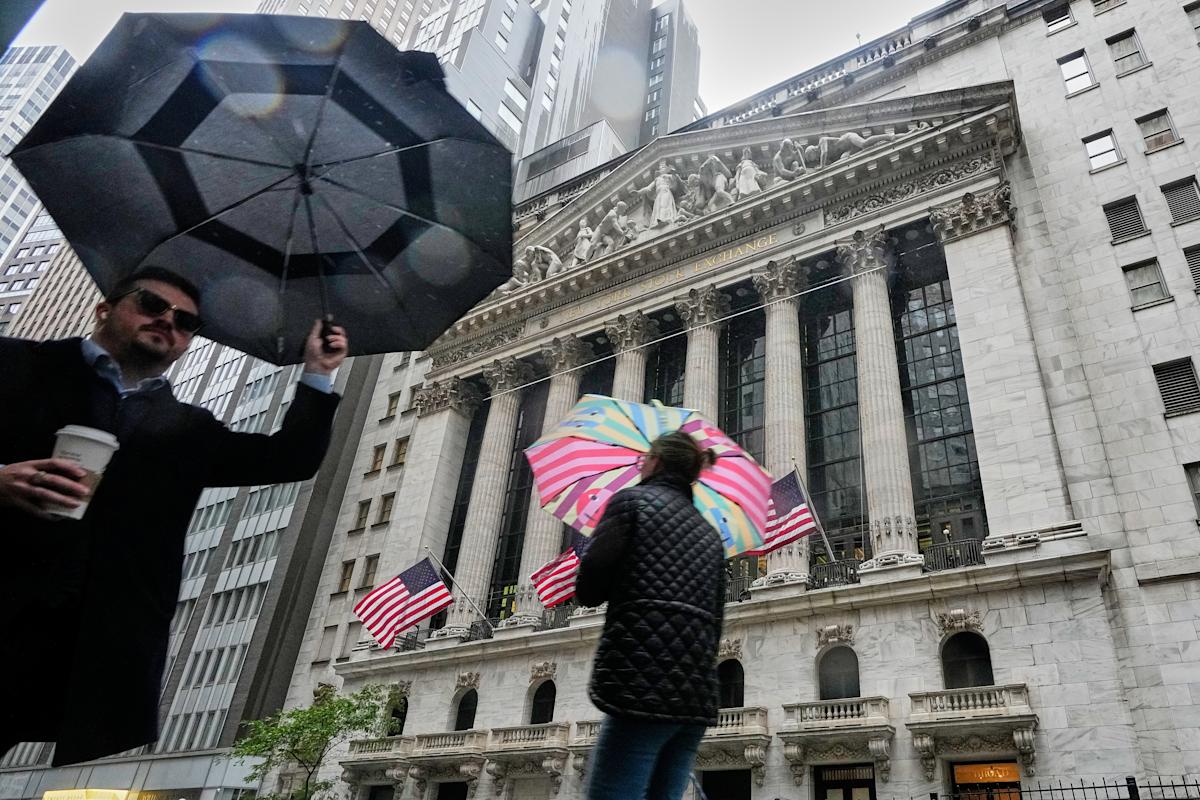 Marché boursier aujourd'hui : Le Dow, le S&P 500 et le Nasdaq plongent, le bitcoin s'effondre en début de décembre morose - Yahoo Finance