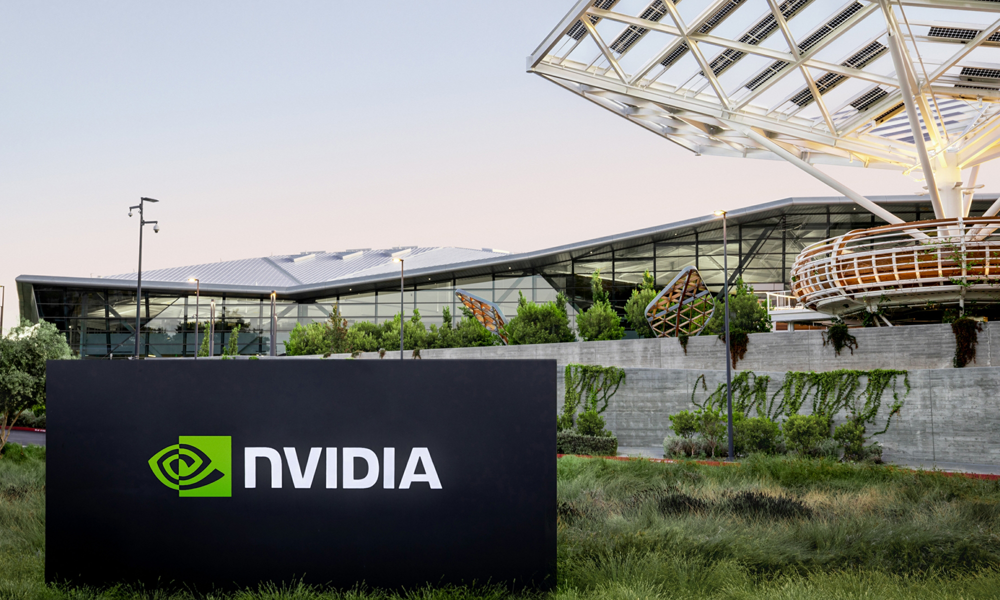 Siège social de Nvidia avec un panneau noir Nvidia au premier plan.