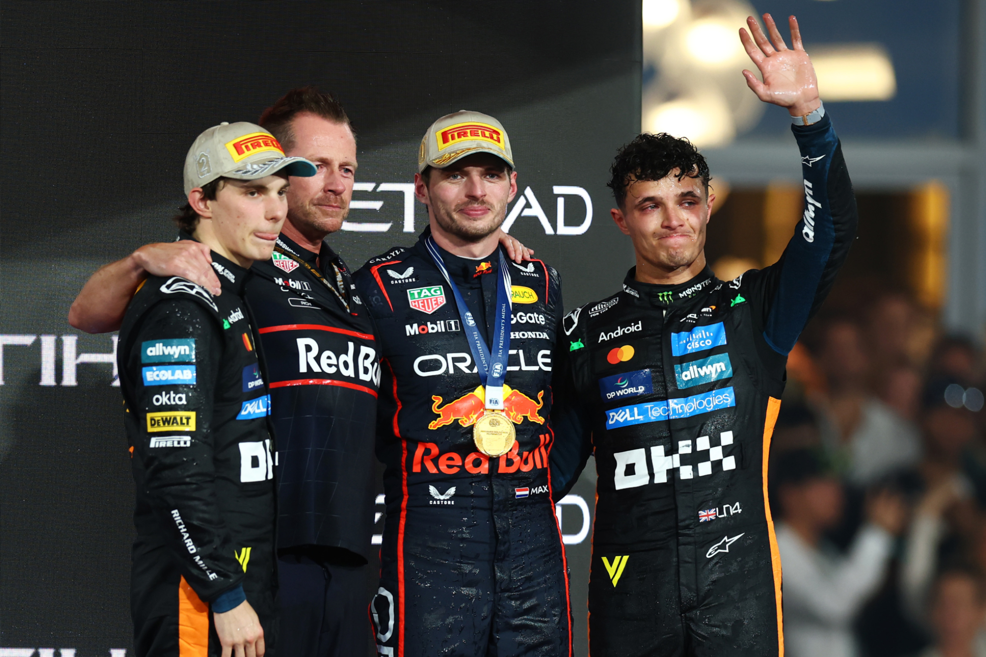 Norris, avec Verstappen, Richard Wolverson et Piastri, sur le podium à Abu Dhabi.