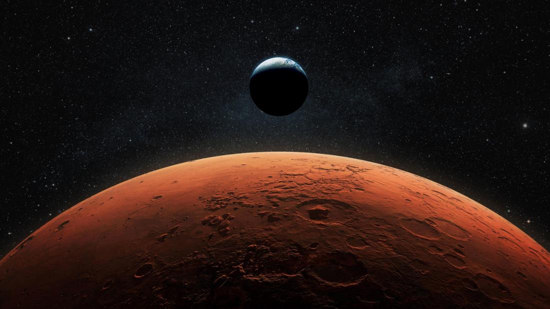 Vue de la Terre depuis Mars, le rouge planète présente des caractéristiques de surface détaillées.