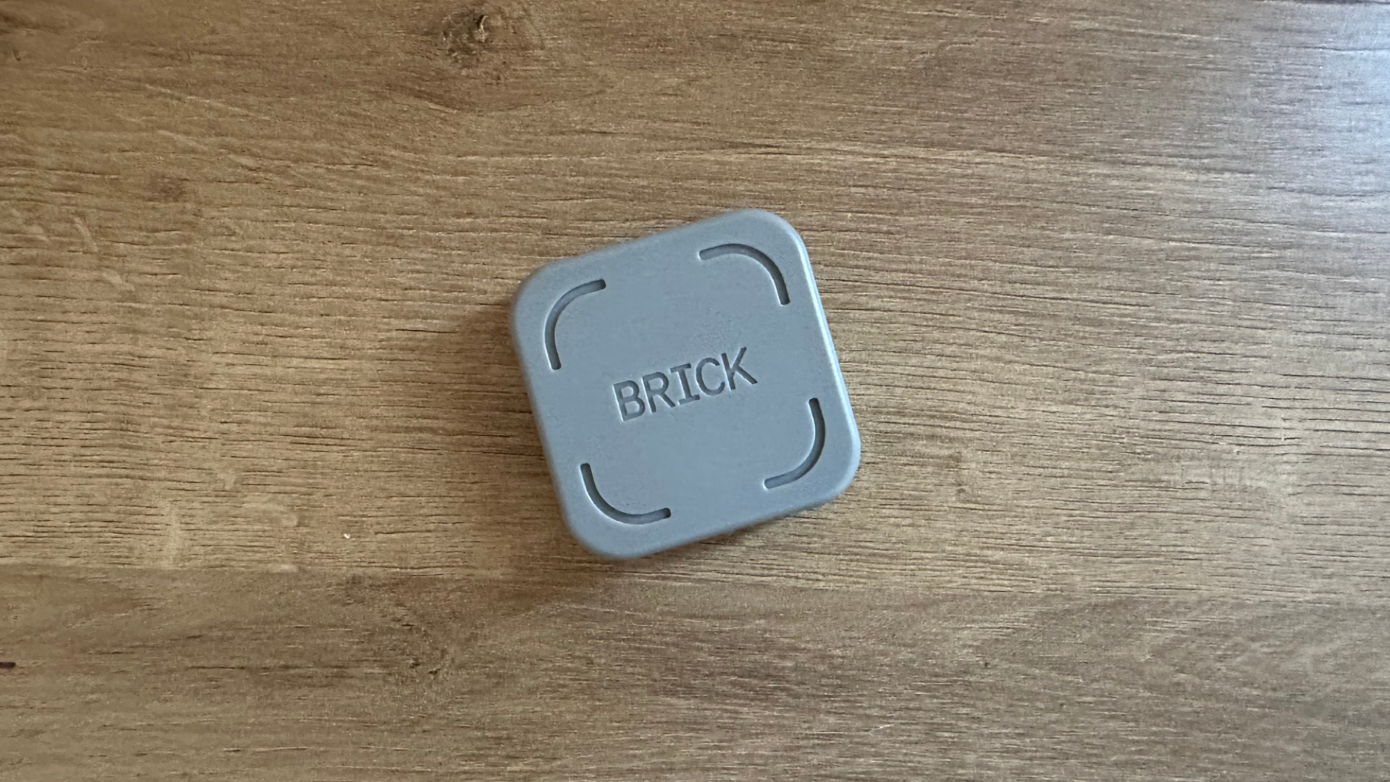 Le Brick sur une table en bois.