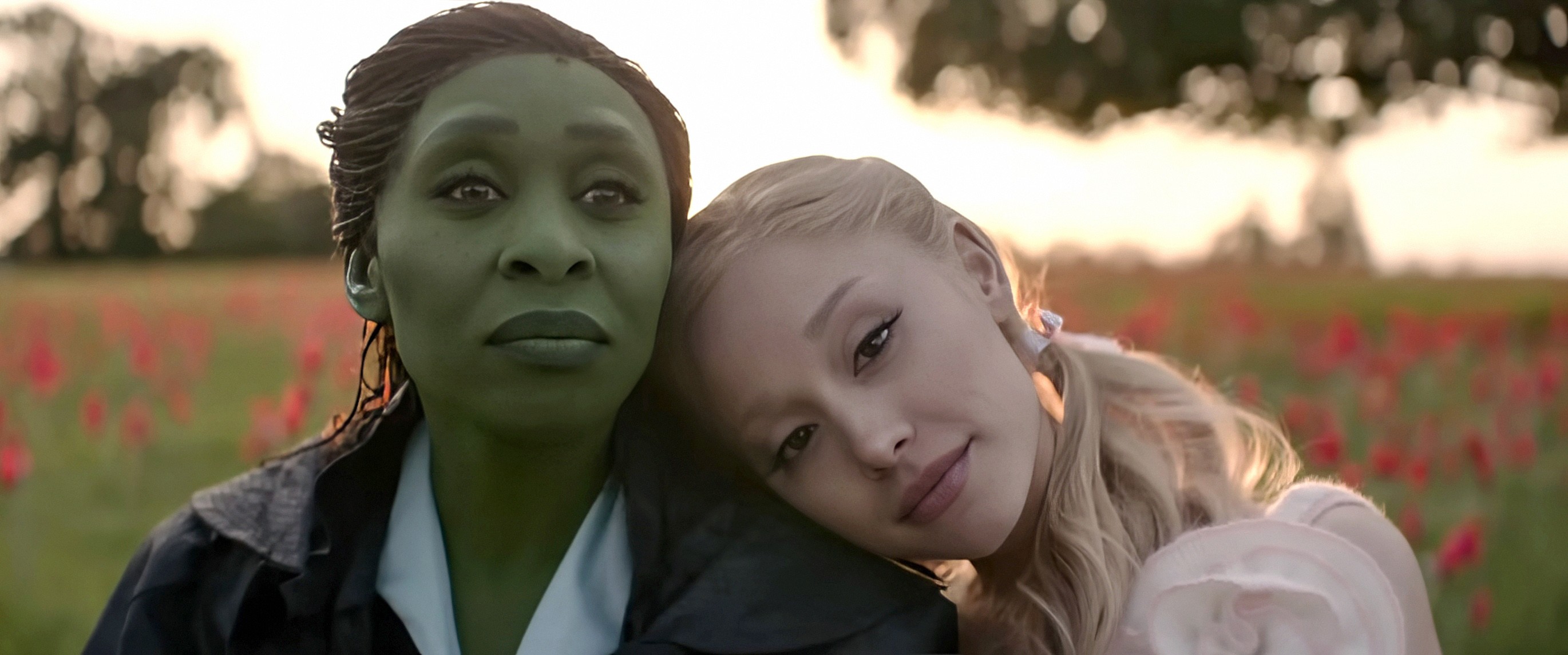 Cynthia Erivo (Elphaba) et Ariana Grande (Glinda) dans Wicked