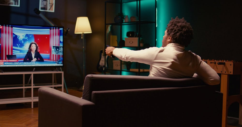 Personne changeant de chaîne de télévision