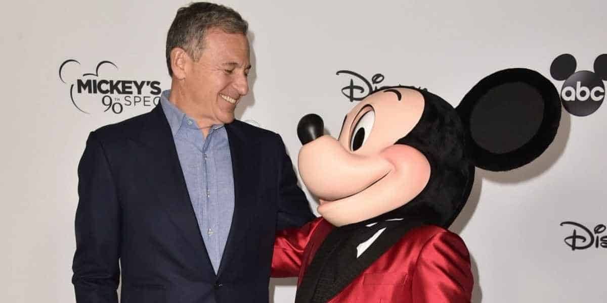 Bob Iger et Mickey Mouse lors d'un événement Disney