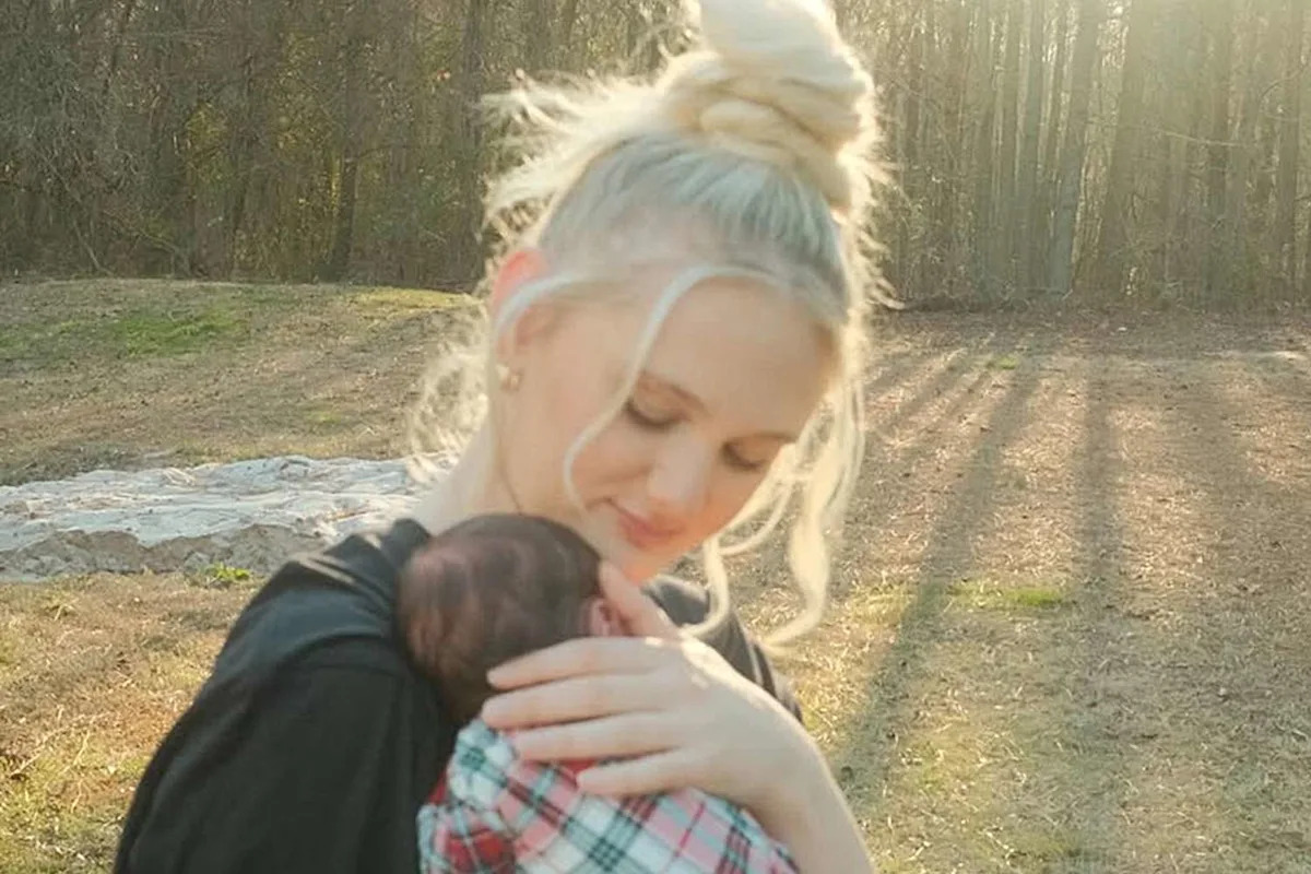 Le Chef TikTok Tini Younger : « Un Cœur en Deuil et un Corps en Réparation Après la Perte de sa Petite Fille Jumelle »
