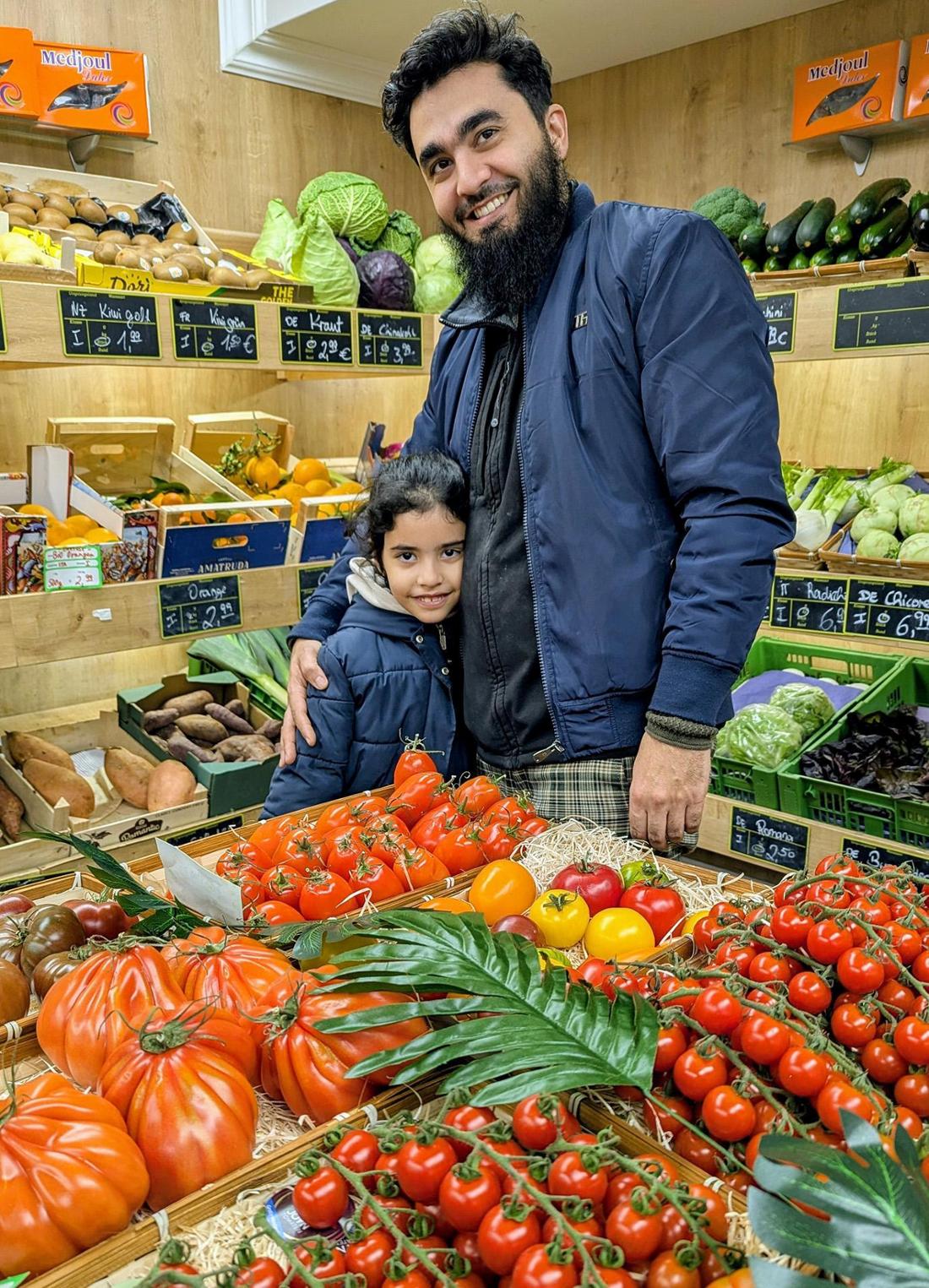 Yusuf Özcelik avec l'écureuil