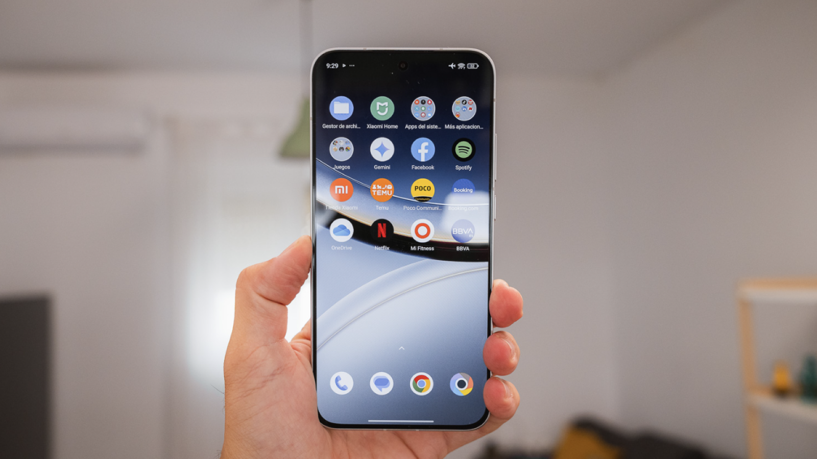 POCO F7 en la main.
