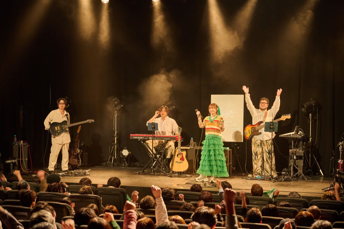 Misaki avec ses musiciens
