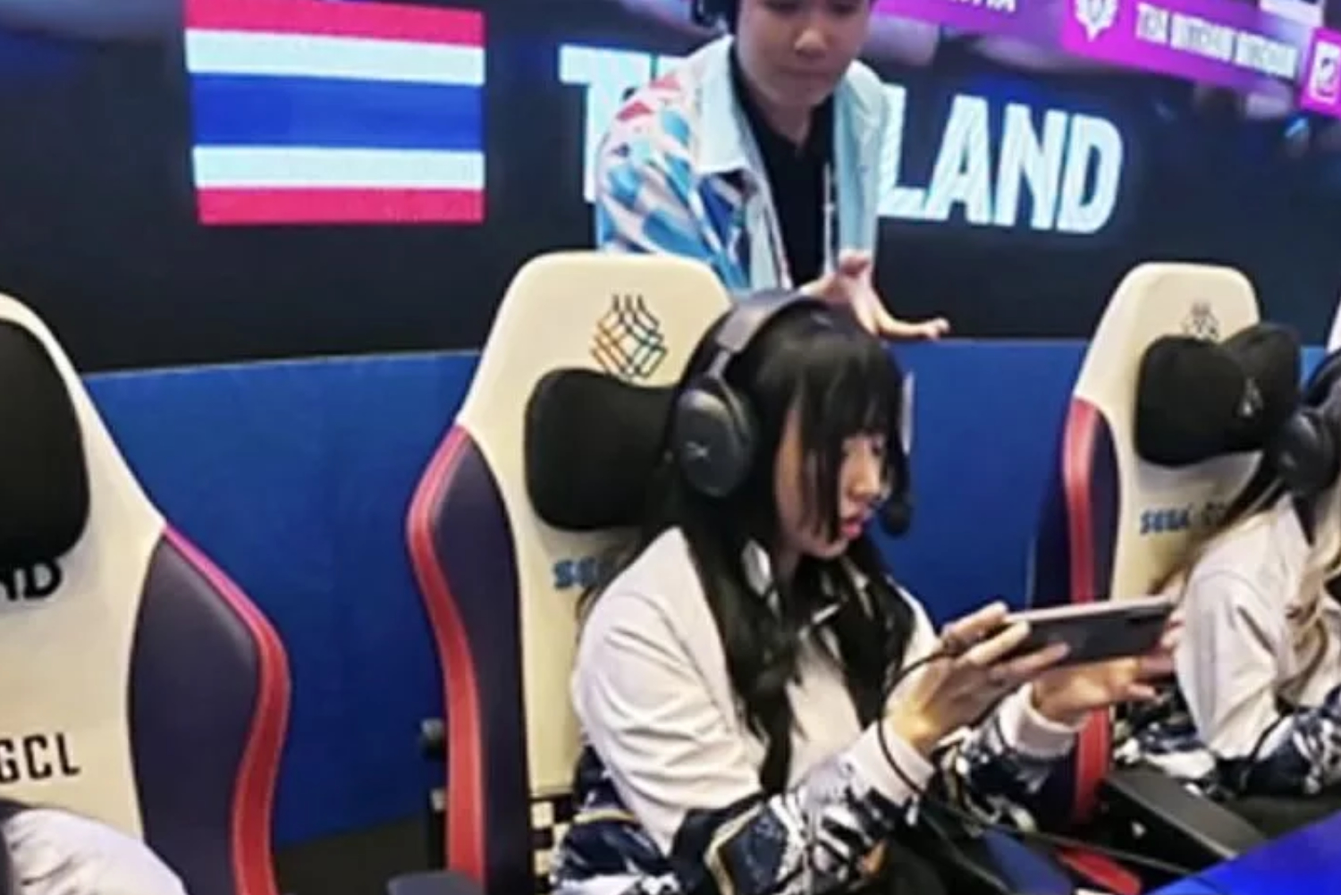 Une joueuse thaïlandaise de AoV surprise à tricher lors de la compétition des SEA Games à Bangkok, le 16 décembre 2025. (Capture d'écran TV)