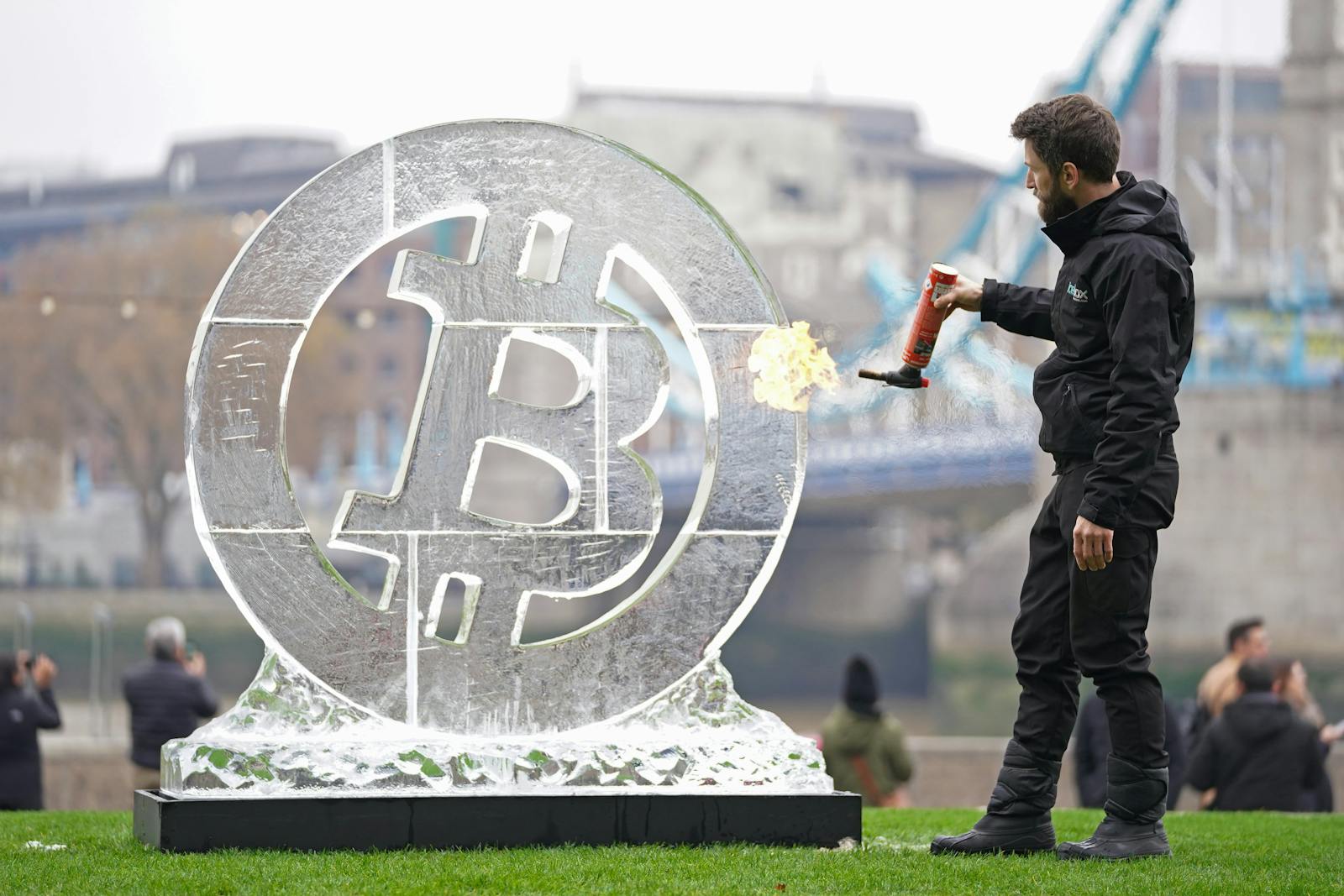 Bitcoin chute à son niveau le plus bas depuis novembre : les investisseurs de long terme se mettent à vendre en masse !