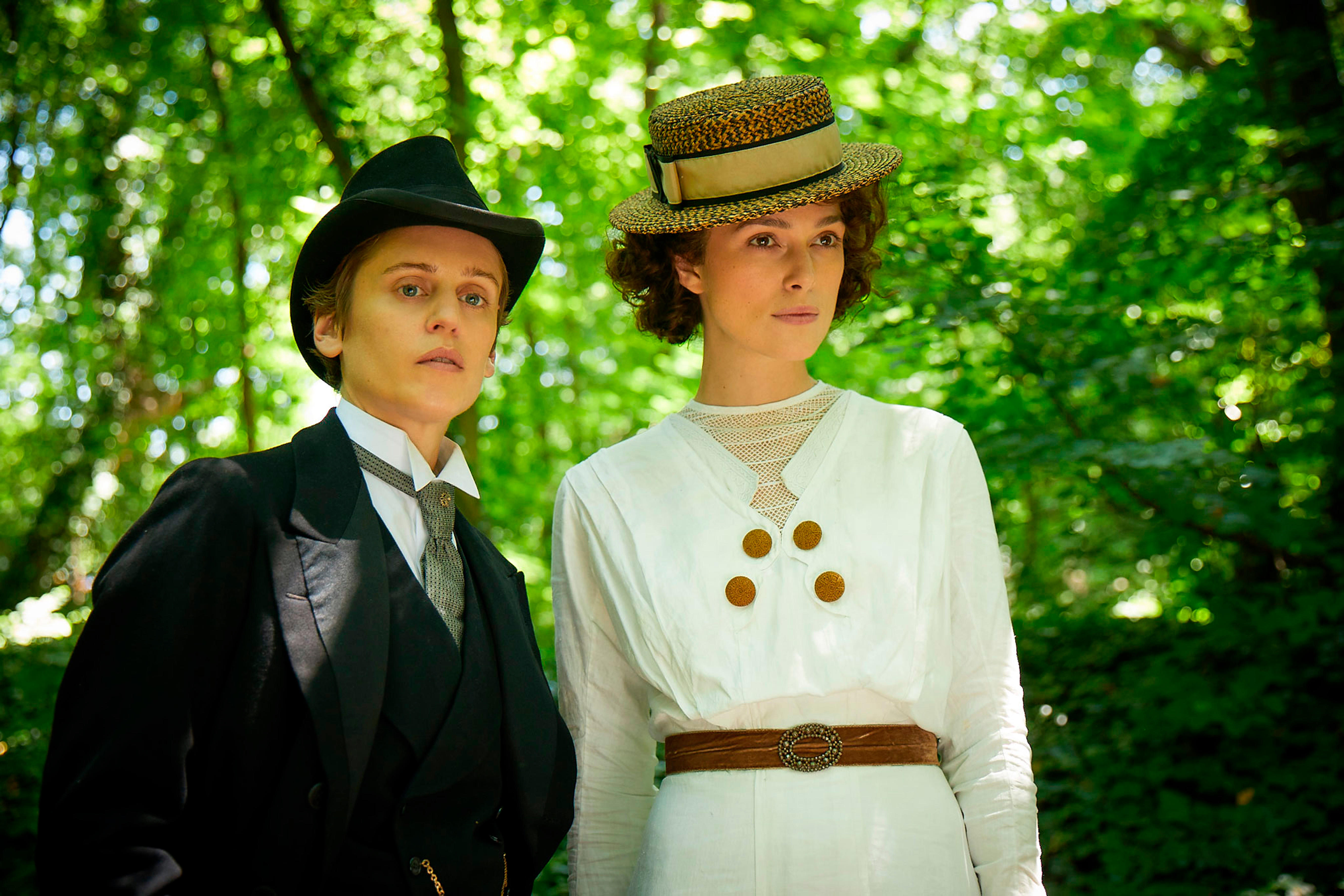 Denise Gough et Keira Knightley forment un couple dans Colette