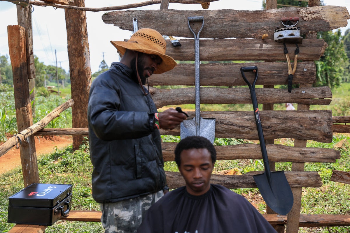Découvrez le barbier star de TikTok qui utilise une pelle et un fer à repasser pour couper les cheveux !