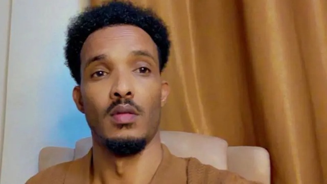 Déportée des États-Unis, l'influenceuse somalienne de TikTok fait son retour à Mogadiscio face aux menaces d'al-Shabab !