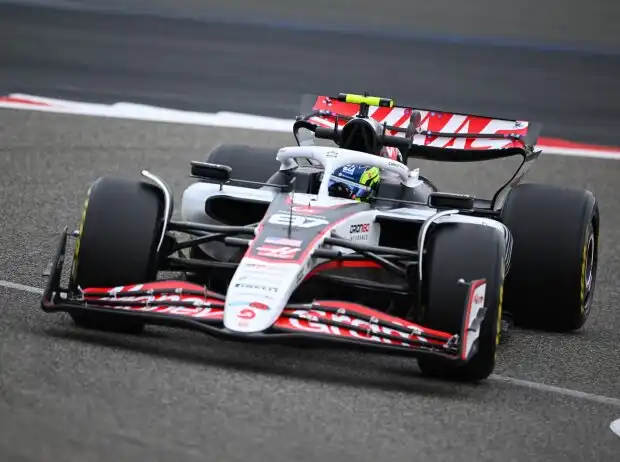 Oliver Bearman (Haas VF-25) lors des tests de Formule 1 à Bahreïn 2025 Oliver Bearman (Haas VF-25) lors des tests de Formule 1 à Bahreïn 2025