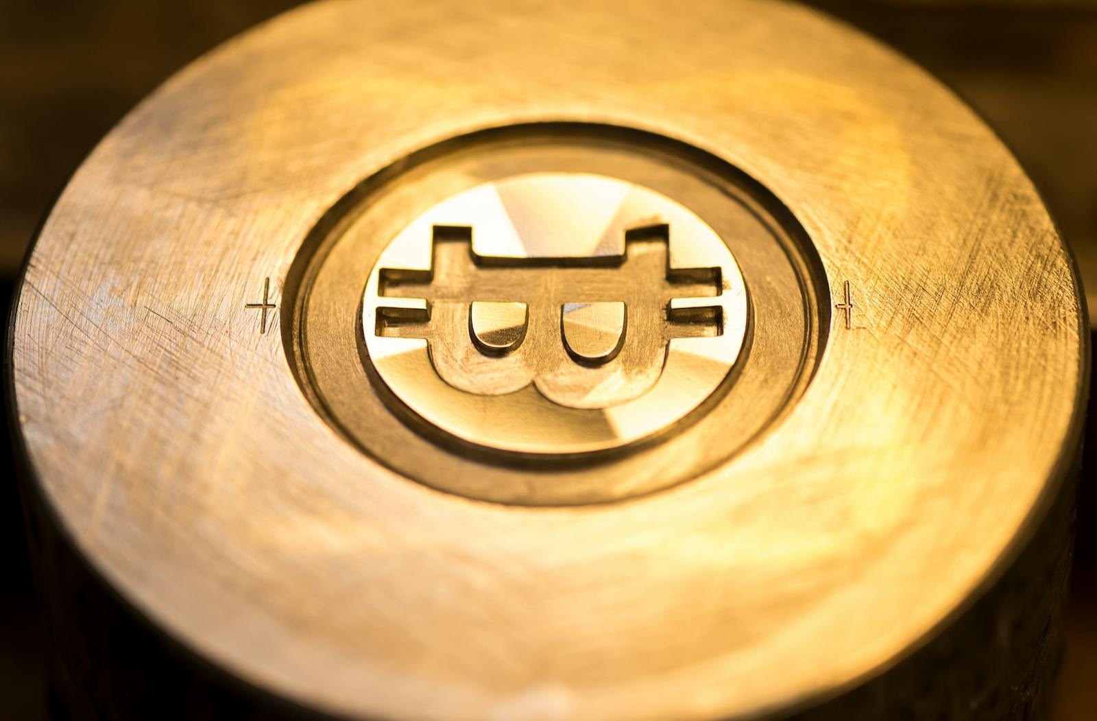 Le Bitcoin sous-performe face aux métaux précieux, mais les experts mettent en garde contre une vision à courte vue !