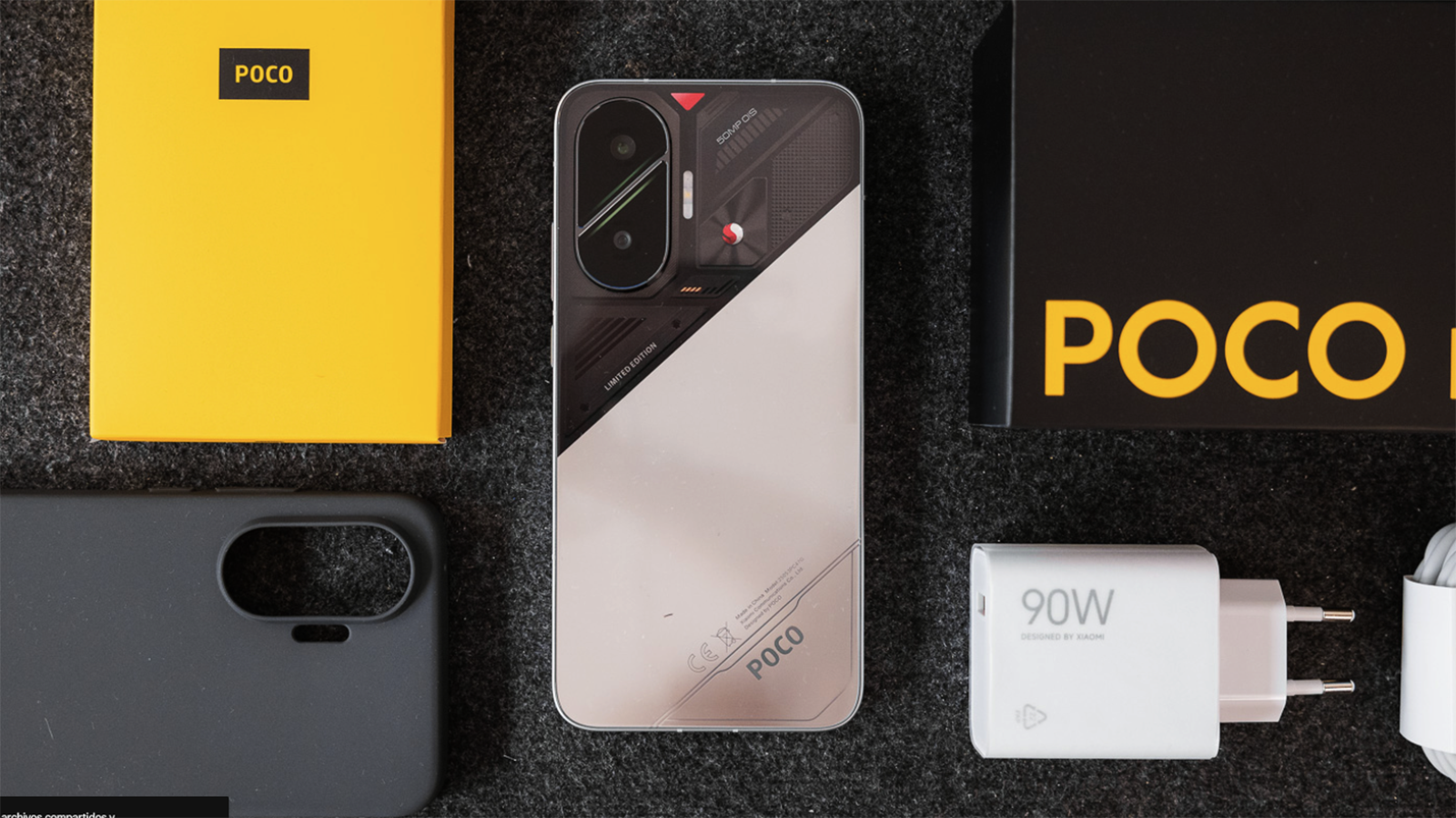 POCO F7 avec ses accessoires.