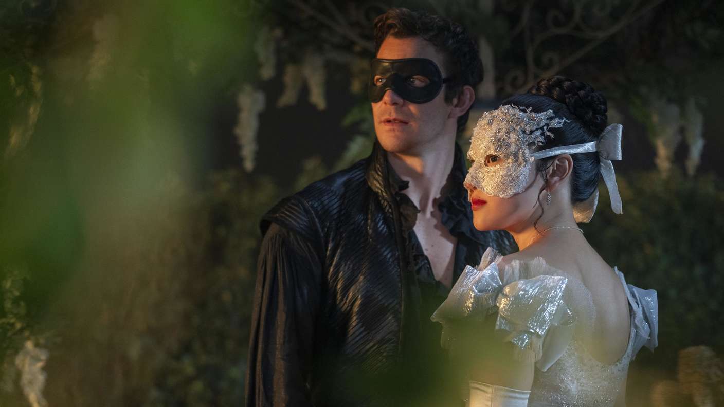 Luke Thompson en tant que Benedict Bridgerton et Yerin Ha en tant que Sophie Baek dans l'épisode 401 de 'Bridgerton'.