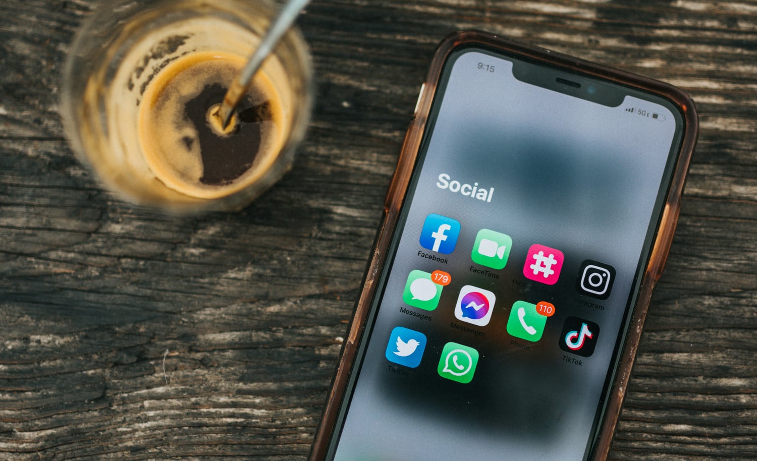Un iPhone avec des applications de réseaux sociaux sur une table