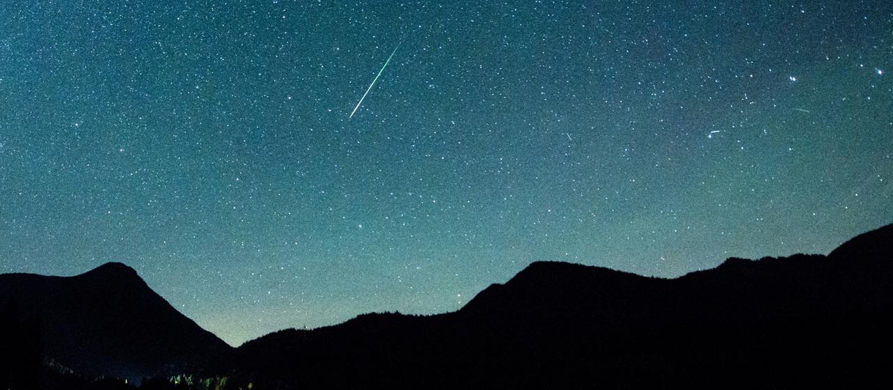 Une étoile filante scintille dans le ciel. (Image d'archive)